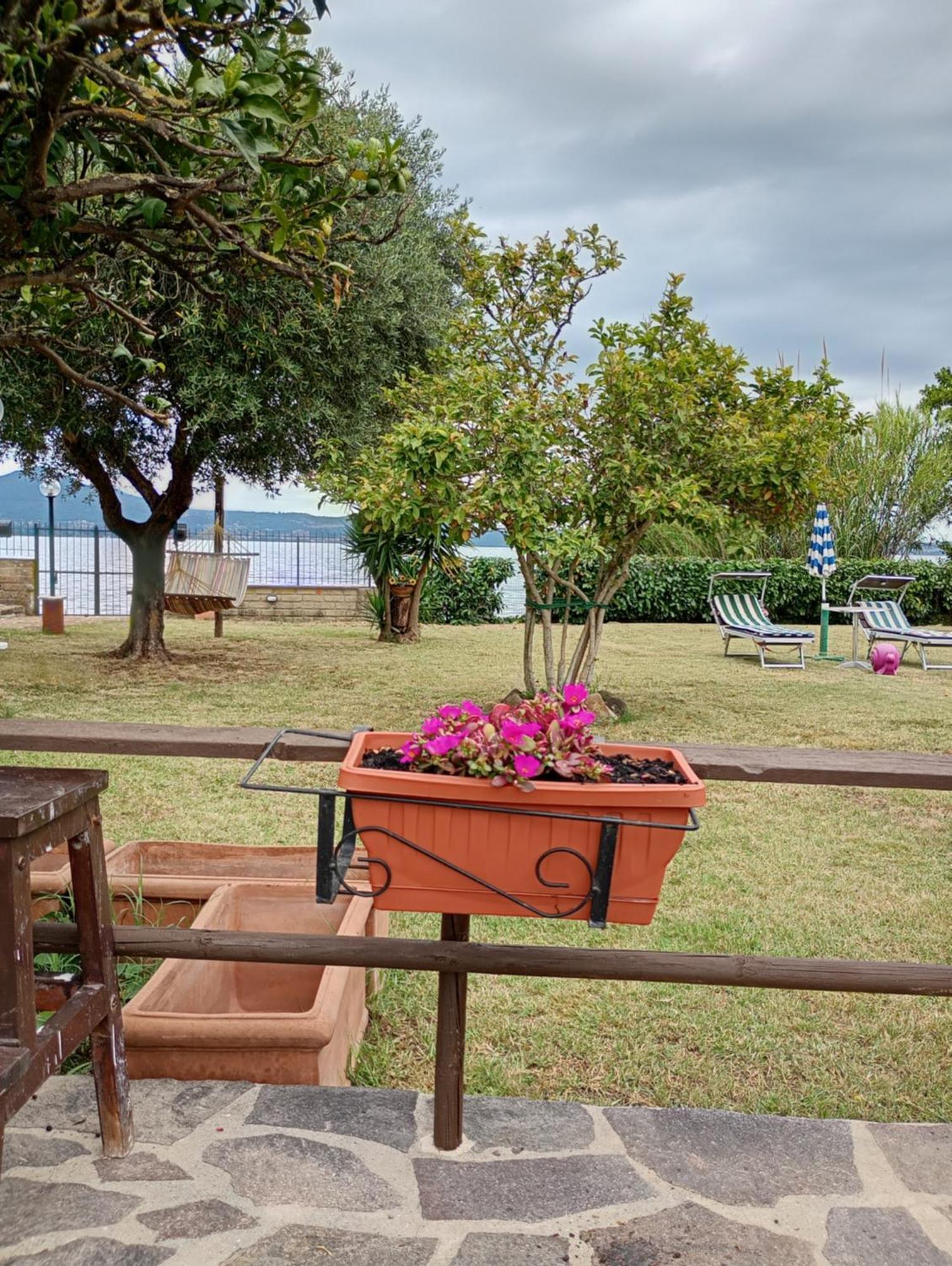 Independent Villa With Private Beach On The Lake Bracciano  Εξωτερικό φωτογραφία